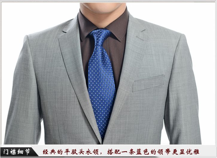 灰色平駁頭一?？勐殬I(yè)裝定制-門襟細(xì)節(jié)展示，經(jīng)典的平駁頭衣領(lǐng)